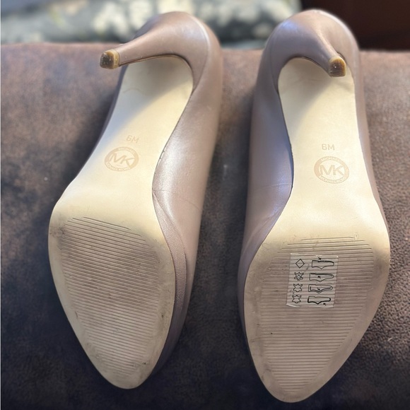 Michael Kors Taupe Platform Pumps Heels W/Charm | Size 6M - Picture 7 of 7
